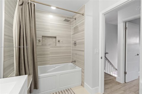 Adosado en venta en Miami, Florida, 3 dormitorios, 123.56 m2 № 1941157 - foto 27