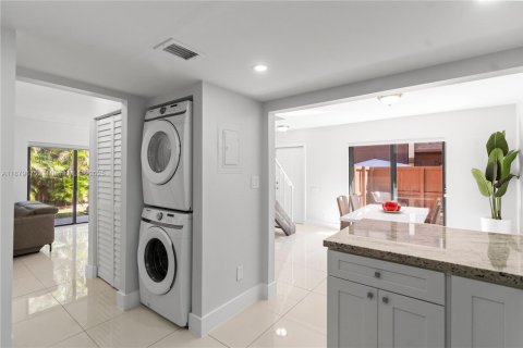 Adosado en venta en Miami, Florida, 3 dormitorios, 123.56 m2 № 1941157 - foto 8