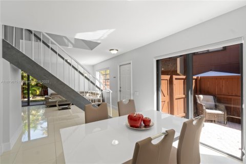Adosado en venta en Miami, Florida, 3 dormitorios, 123.56 m2 № 1941157 - foto 10