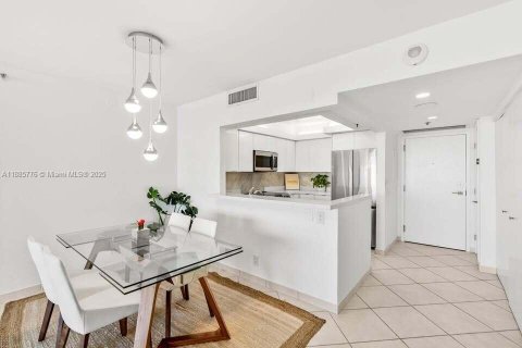 Condo in Aventura, Florida, 2 bedrooms  № 1942361 - photo 8