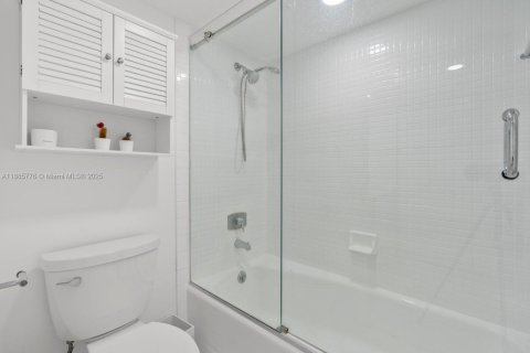 Condo in Aventura, Florida, 2 bedrooms  № 1942361 - photo 15