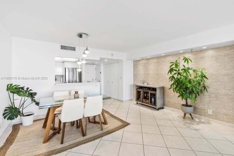 Condo in Aventura, Florida, 2 bedrooms  № 1942361 - photo 9