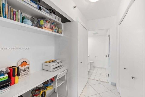 Condo in Aventura, Florida, 2 bedrooms  № 1942361 - photo 19