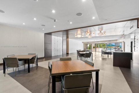 Condo in Aventura, Florida, 2 bedrooms  № 1942361 - photo 25
