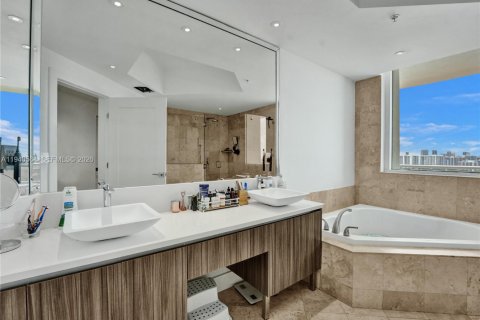 Copropriété à vendre à Hallandale Beach, Floride: 3 chambres, 159.42 m2 № 1997721 - photo 28