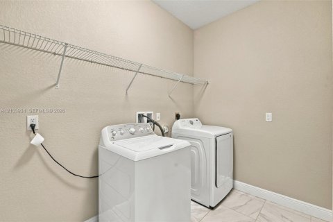Villa ou maison à vendre à Port St. Lucie, Floride: 4 chambres, 279.26 m2 № 2409049 - photo 9