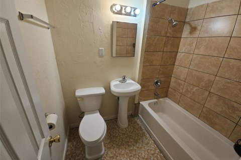 Propiedad comercial en venta en Port Charlotte, Florida, 6 dormitorios, 195.47 m2 № 2207248 - foto 9