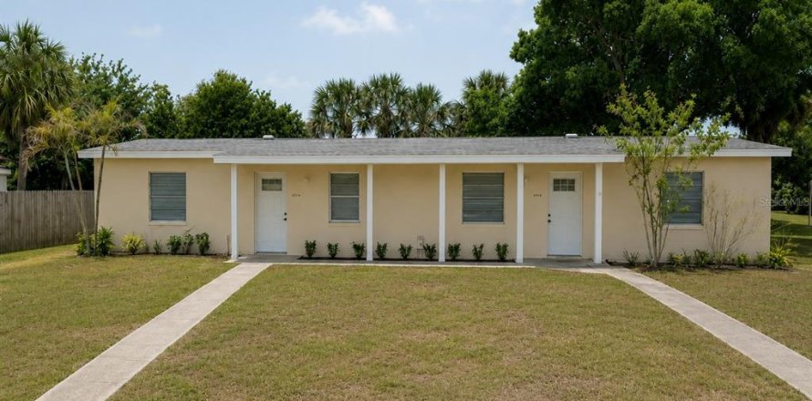 Propiedad comercial en Port Charlotte, Florida 6 dormitorios, 195.47 m2 № 2207248