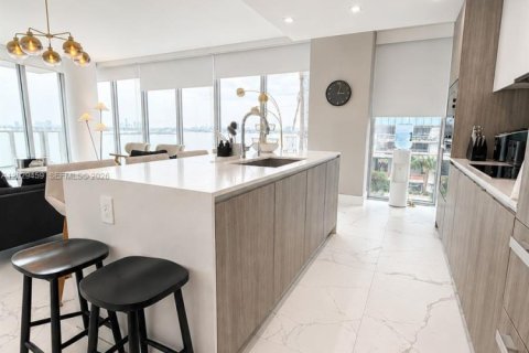 Condo in Miami, Florida, 3 bedrooms № 2086916 - photo 2