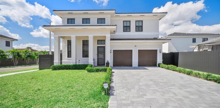 Дом в Майами, Флорида 5 спален, 255.57м2 № 2032545