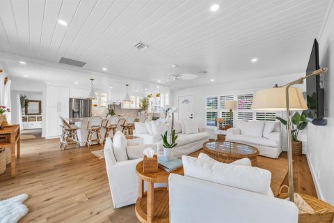 House in Tequesta, Florida 4 bedrooms, 172.61 sq.m. № 2250291 - photo 8