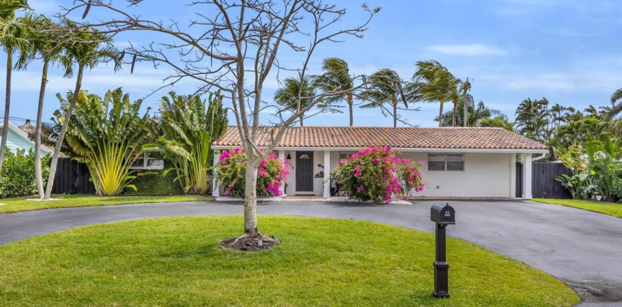 House in Tequesta, Florida 4 bedrooms, 172.61 sq.m. № 2250291