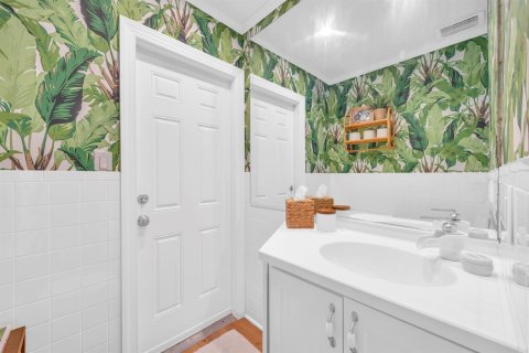 House in Tequesta, Florida 4 bedrooms, 172.61 sq.m. № 2250291 - photo 24