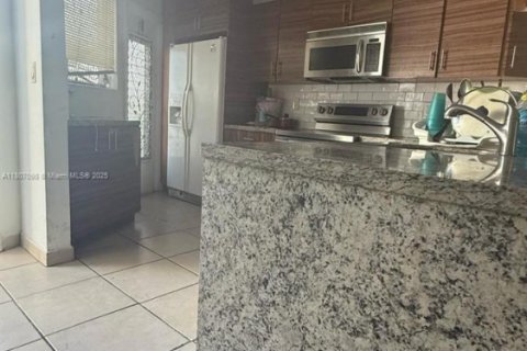 Condo in Miami, Florida, 2 bedrooms  № 1779474 - photo 5