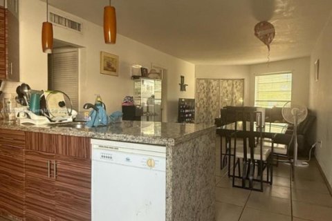 Condo in Miami, Florida, 2 bedrooms  № 1779474 - photo 4