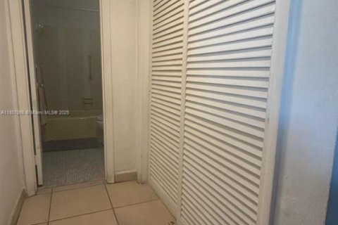 Condo in Miami, Florida, 2 bedrooms  № 1779474 - photo 13