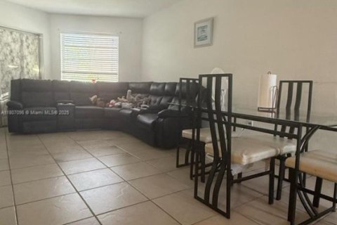 Condo in Miami, Florida, 2 bedrooms  № 1779474 - photo 10