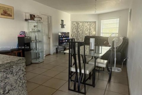 Condo in Miami, Florida, 2 bedrooms  № 1779474 - photo 6