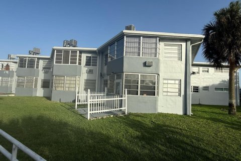 Condo in Miami, Florida, 2 bedrooms  № 1779474 - photo 1