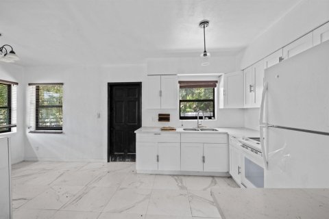 House in El Portal, Florida 3 bedrooms, 100.33 sq.m. № 2251394