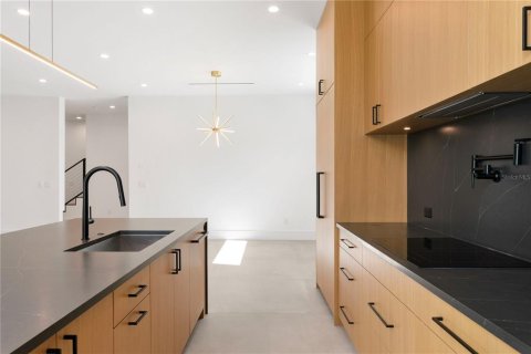 Casa en alquiler en Tampa, Florida, 4 dormitorios, 339.28 m2 № 1894103 - foto 19