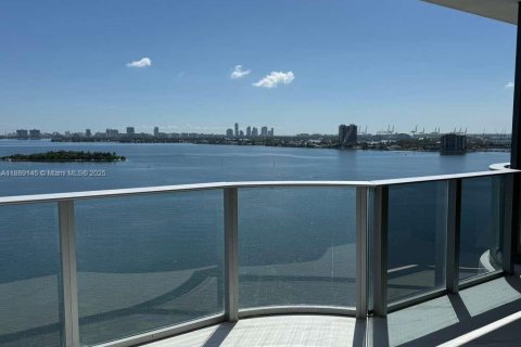 Condominio en alquiler en Miami, Florida, 3 dormitorios, 143.53 m2 № 1941254 - foto 1