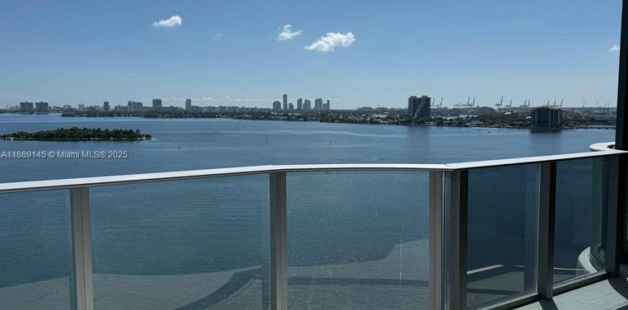 Condominio en Miami, Florida, 3 dormitorios  № 1941254