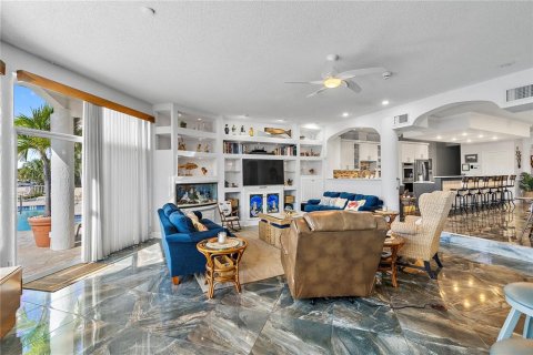 Townhouse in Saint Petersburg, Florida 5 bedrooms, 441.29 sq.m. № 2095011 - photo 18