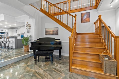 Townhouse in Saint Petersburg, Florida 5 bedrooms, 441.29 sq.m. № 2095011 - photo 5