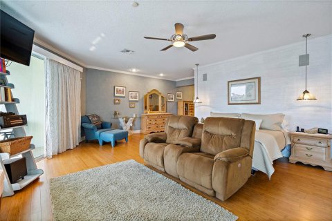 Townhouse in Saint Petersburg, Florida 5 bedrooms, 441.29 sq.m. № 2095011 - photo 24