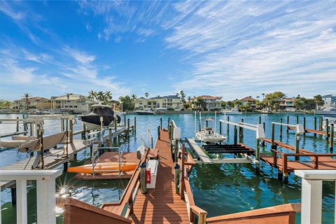 Townhouse in Saint Petersburg, Florida 5 bedrooms, 441.29 sq.m. № 2095011 - photo 3