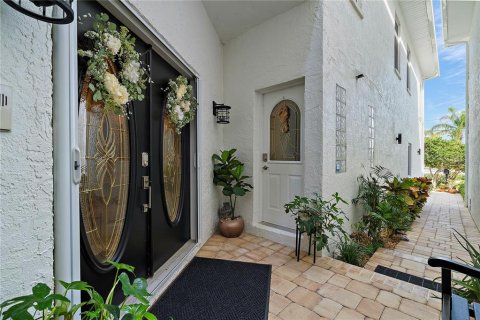 Townhouse in Saint Petersburg, Florida 5 bedrooms, 441.29 sq.m. № 2095011 - photo 4