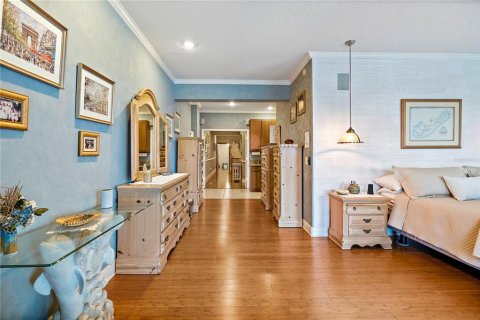 Townhouse in Saint Petersburg, Florida 5 bedrooms, 441.29 sq.m. № 2095011 - photo 25