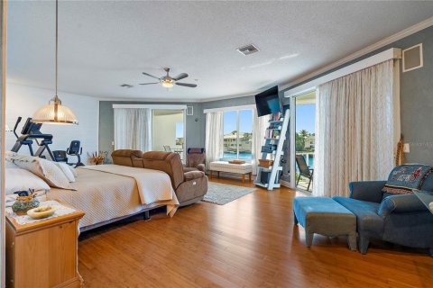 Townhouse in Saint Petersburg, Florida 5 bedrooms, 441.29 sq.m. № 2095011 - photo 26