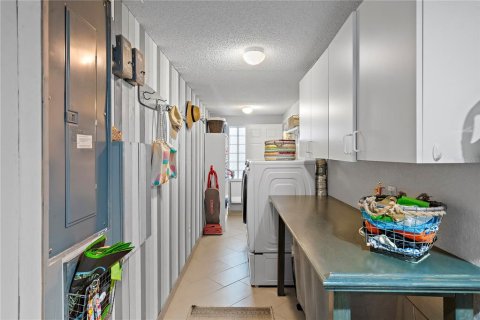Townhouse in Saint Petersburg, Florida 5 bedrooms, 441.29 sq.m. № 2095011 - photo 21