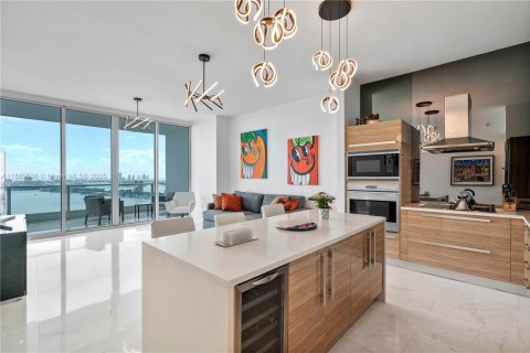 Condo in Miami, Florida, 2 bedrooms  № 1944631 - photo 1