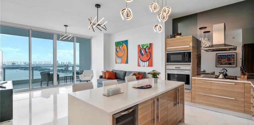 Condo in Miami, Florida, 2 bedrooms № 1944631