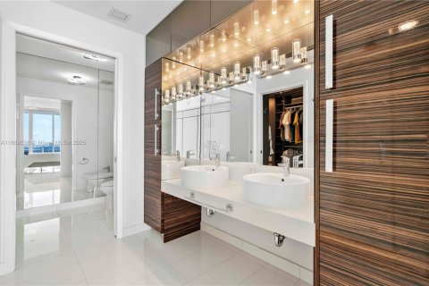 Condo in Miami, Florida, 2 bedrooms  № 1944631 - photo 13