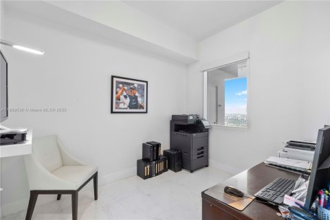 Condo in Miami, Florida, 2 bedrooms  № 1944631 - photo 14