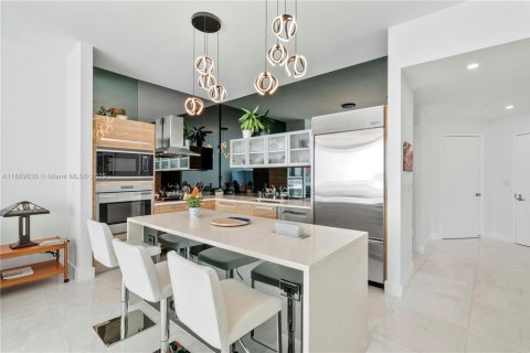 Condo in Miami, Florida, 2 bedrooms  № 1944631 - photo 8
