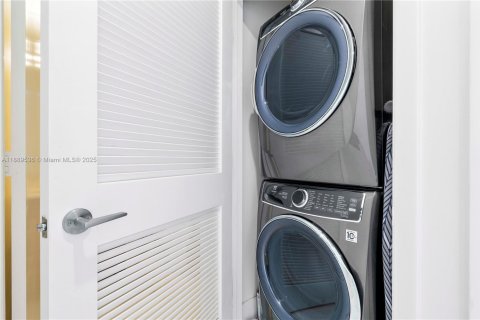 Condo in Miami, Florida, 2 bedrooms  № 1944631 - photo 25
