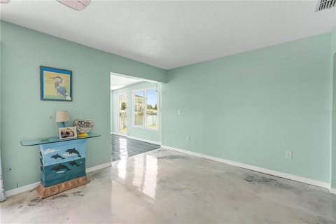 House in Hernando Beach, Florida 3 bedrooms, 150.78 sq.m. № 1857925 - photo 7