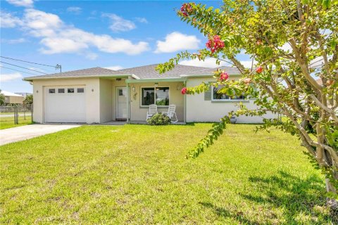 House in Hernando Beach, Florida 3 bedrooms, 150.78 sq.m. № 1857925 - photo 2