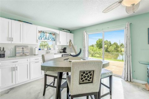 House in Hernando Beach, Florida 3 bedrooms, 150.78 sq.m. № 1857925 - photo 15