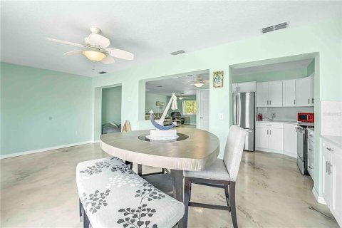 House in Hernando Beach, Florida 3 bedrooms, 150.78 sq.m. № 1857925 - photo 12