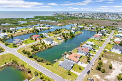 House in Hernando Beach, Florida 3 bedrooms, 150.78 sq.m. № 1857925 - photo 3