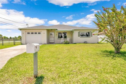 House in Hernando Beach, Florida 3 bedrooms, 150.78 sq.m. № 1857925 - photo 1