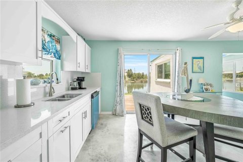House in Hernando Beach, Florida 3 bedrooms, 150.78 sq.m. № 1857925 - photo 13
