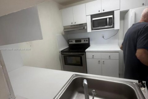 Купить виллу или дом в Майами, Флорида 1 спальня, 61.97м2, № 2076399 - фото 7