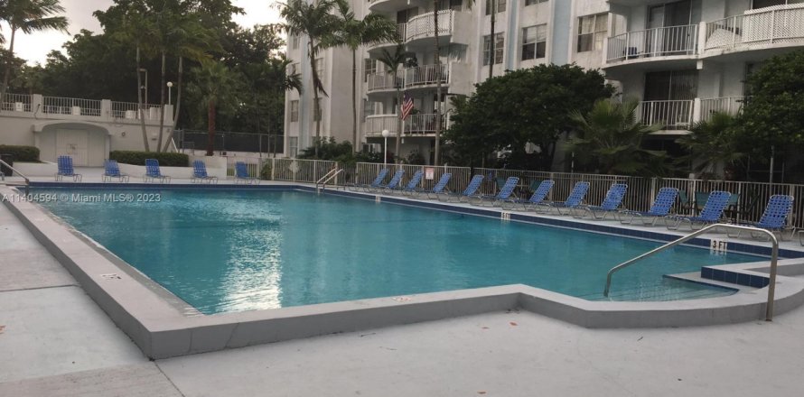 Кондоминиум с 2 спальнями в Майами, Флорида № 1977538